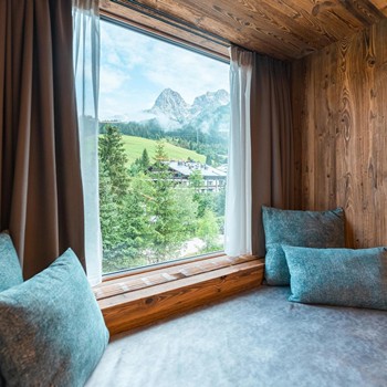 Lieblingsplatz mit Ausblick Gemütlicher Fensterplatz im Familienzimmer „hoamatgefühl“ mit Blick ins Grüne und zum Hochkönig.