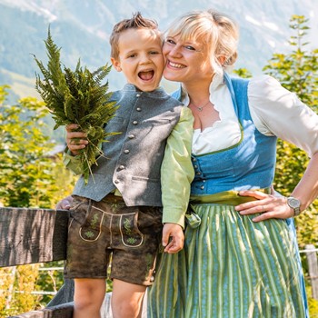 Eine Mama mit Kind genießt den Sommerurlaub in Maria Alm im Rahmen der Single mit Kind Pauschale des Hotel Urslauerhof